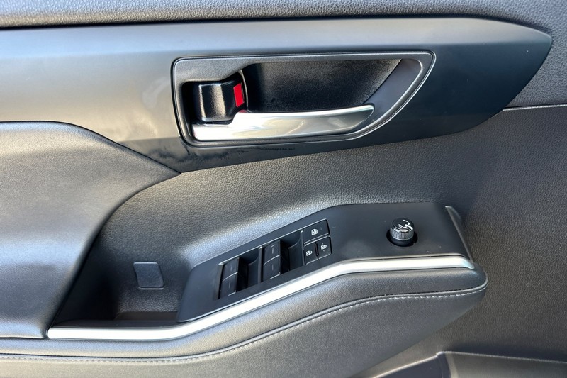 Toyota Highlander Vehicle Full-screen Gallery Image 11