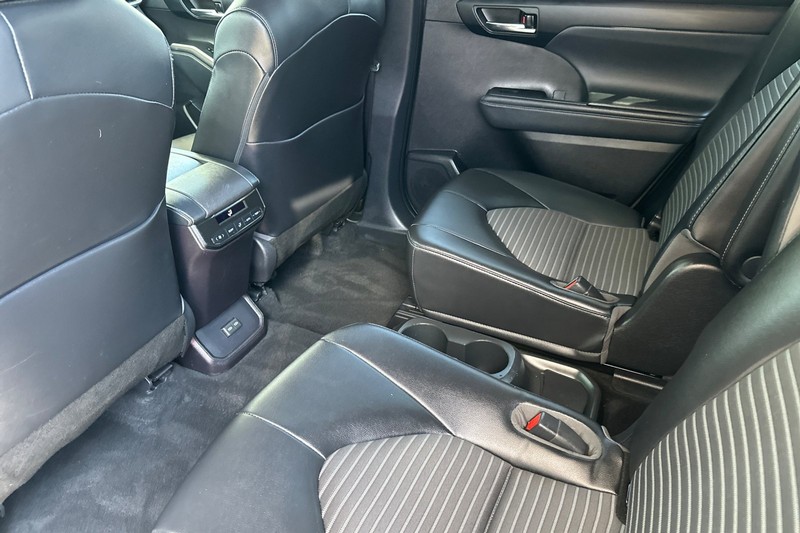 Toyota Highlander Vehicle Full-screen Gallery Image 12