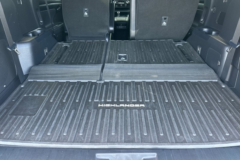 Toyota Highlander Vehicle Full-screen Gallery Image 16