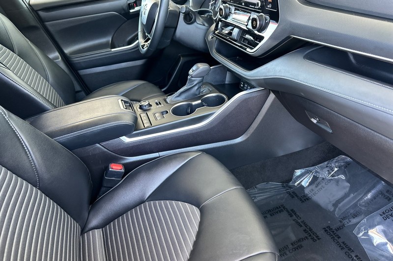 Toyota Highlander Vehicle Full-screen Gallery Image 17