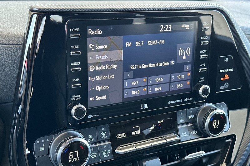 Toyota Highlander Vehicle Full-screen Gallery Image 19