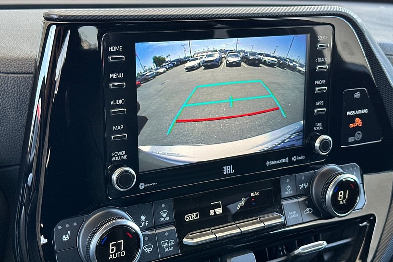 Toyota Highlander Vehicle Full-screen Gallery Image 21