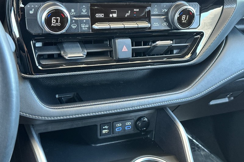 Toyota Highlander Vehicle Full-screen Gallery Image 22