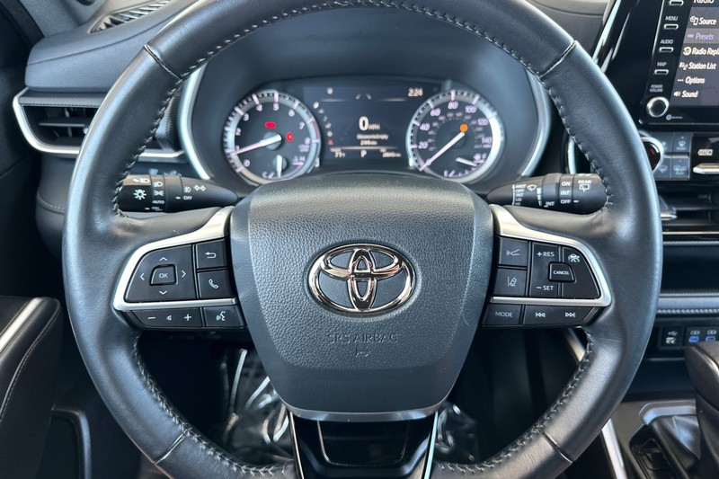 Toyota Highlander Vehicle Full-screen Gallery Image 25
