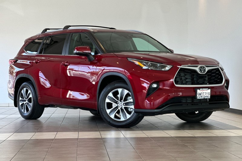 Toyota Highlander Vehicle Full-screen Gallery Image 02