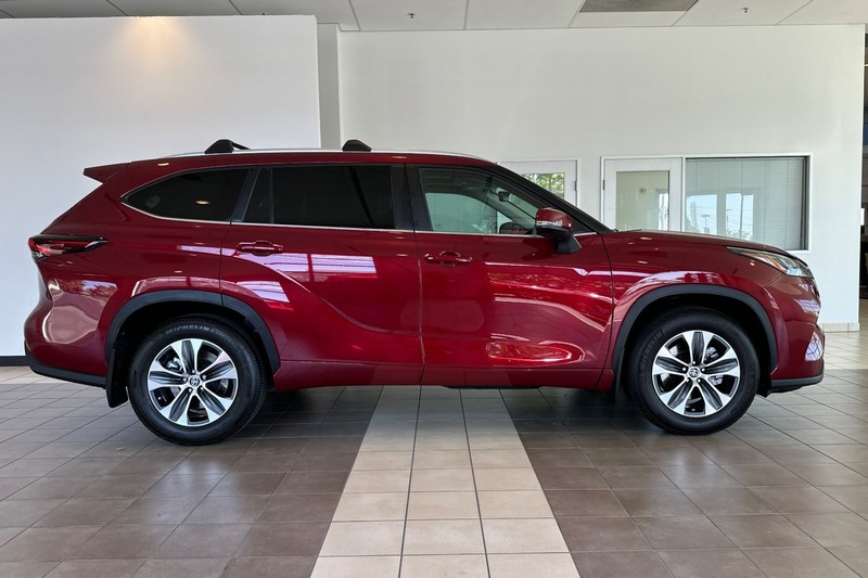 Toyota Highlander Vehicle Full-screen Gallery Image 03