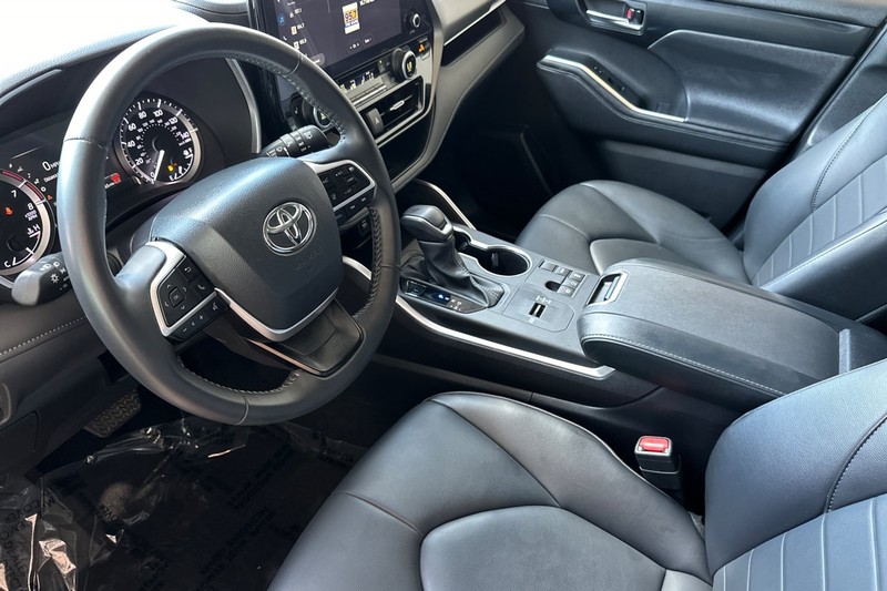 Toyota Highlander Vehicle Full-screen Gallery Image 10