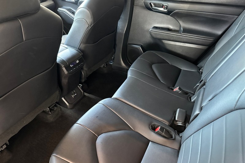 Toyota Highlander Vehicle Full-screen Gallery Image 12