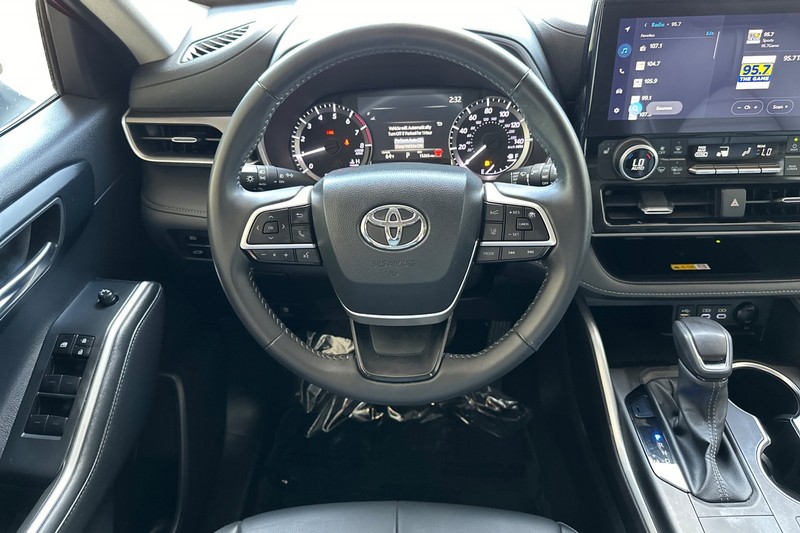 Toyota Highlander Vehicle Full-screen Gallery Image 14