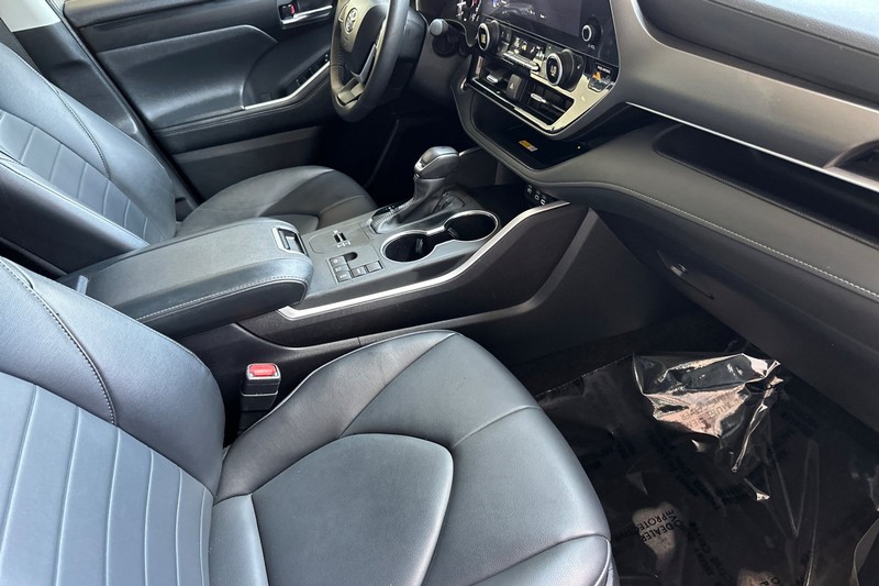 Toyota Highlander Vehicle Full-screen Gallery Image 17