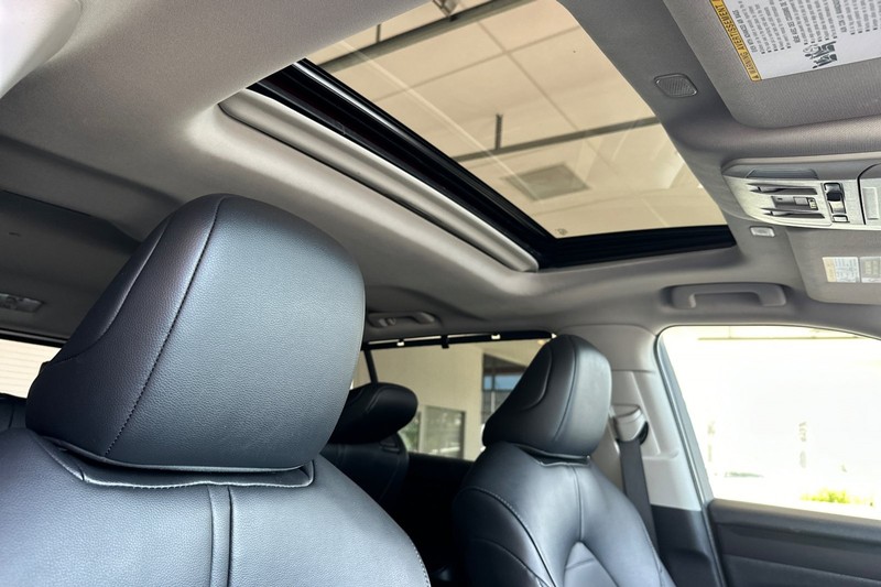 Toyota Highlander Vehicle Full-screen Gallery Image 18