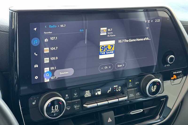 Toyota Highlander Vehicle Full-screen Gallery Image 19