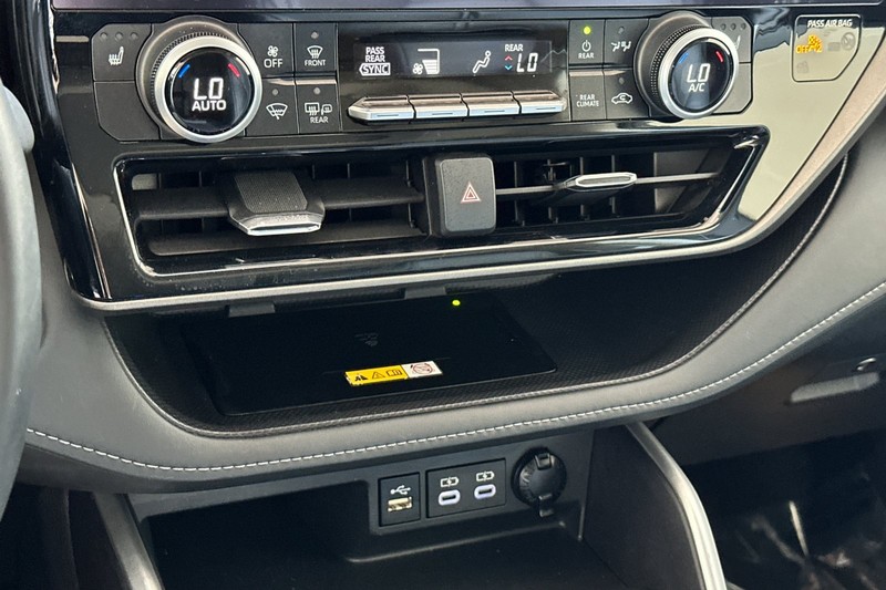 Toyota Highlander Vehicle Full-screen Gallery Image 21