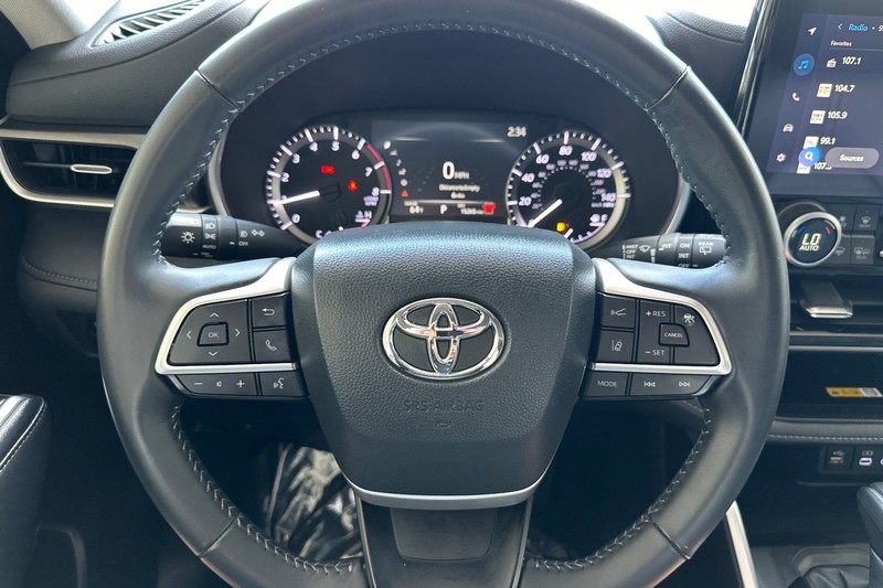 Toyota Highlander Vehicle Full-screen Gallery Image 24