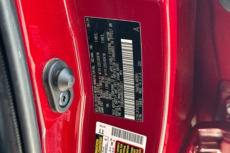 Toyota Highlander Vehicle Full-screen Gallery Image 30