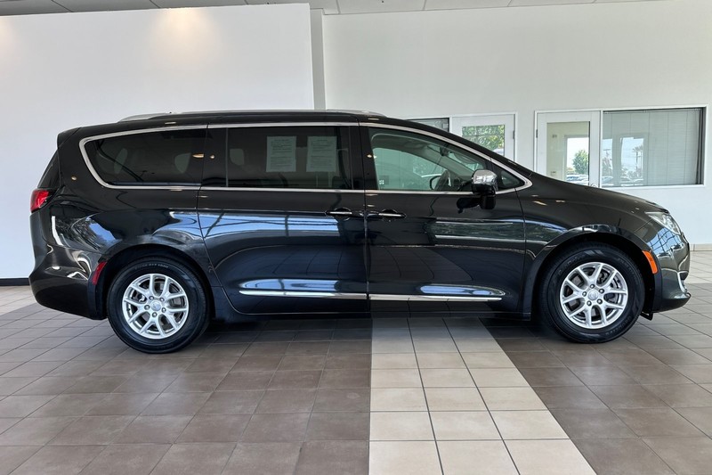 Chrysler Pacifica Vehicle Full-screen Gallery Image 03