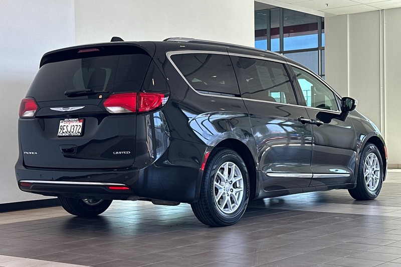 Chrysler Pacifica Vehicle Full-screen Gallery Image 04