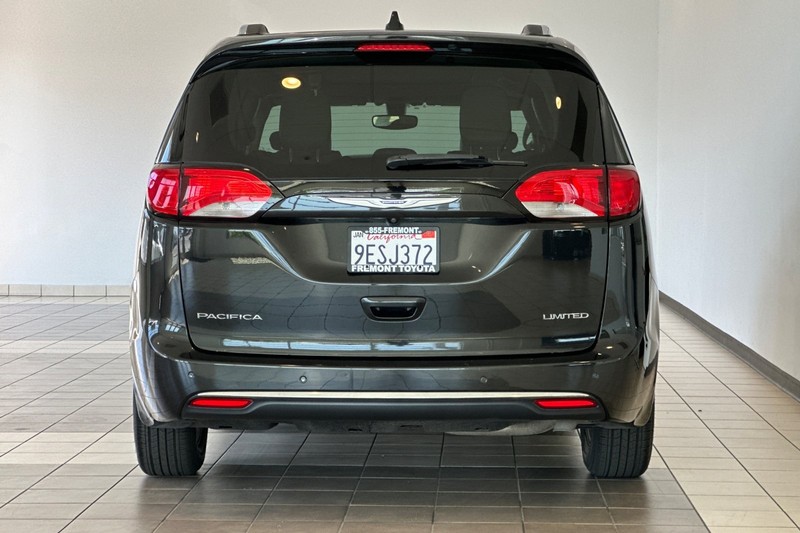 Chrysler Pacifica Vehicle Full-screen Gallery Image 05