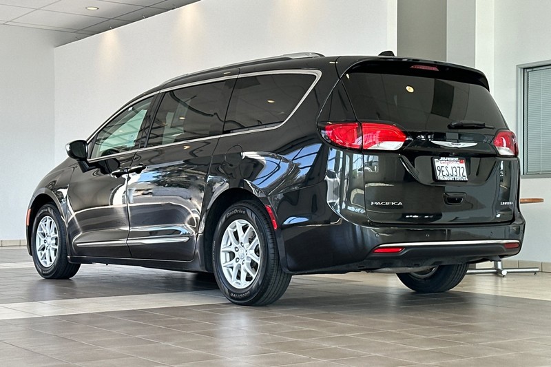 Chrysler Pacifica Vehicle Full-screen Gallery Image 06