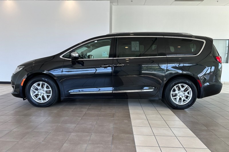 Chrysler Pacifica Vehicle Full-screen Gallery Image 07