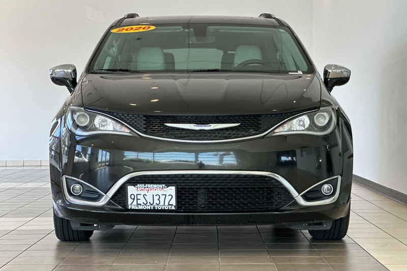 Chrysler Pacifica Vehicle Full-screen Gallery Image 09