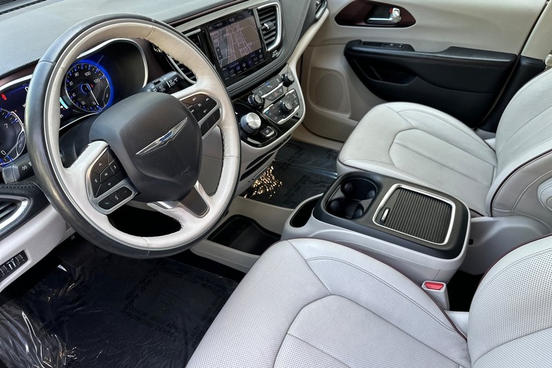 Chrysler Pacifica Vehicle Full-screen Gallery Image 10