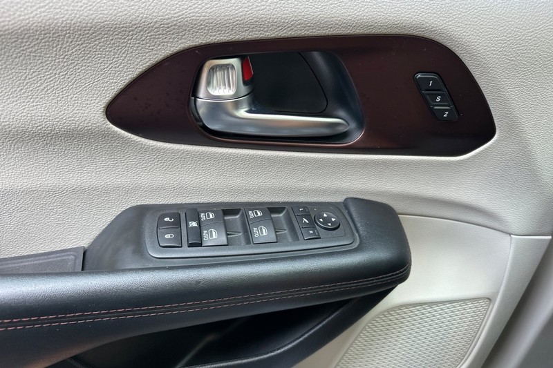 Chrysler Pacifica Vehicle Full-screen Gallery Image 11