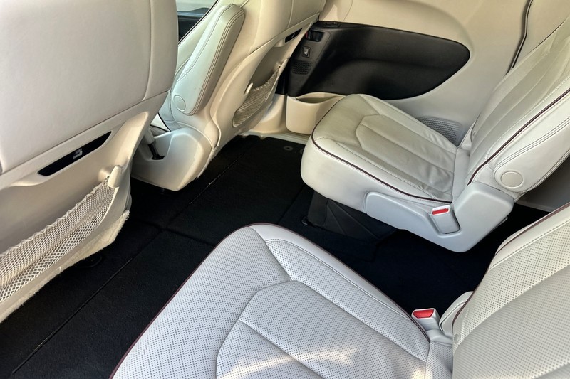 Chrysler Pacifica Vehicle Full-screen Gallery Image 12