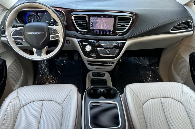 Chrysler Pacifica Vehicle Full-screen Gallery Image 13