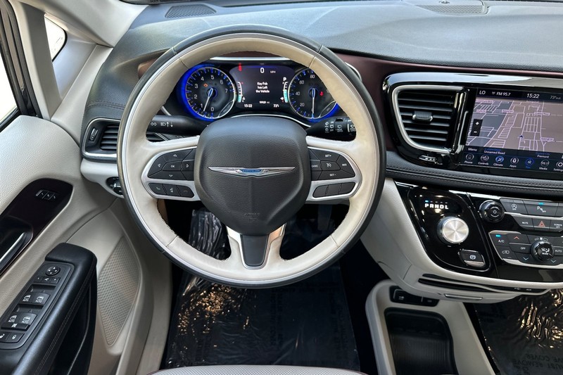 Chrysler Pacifica Vehicle Full-screen Gallery Image 14