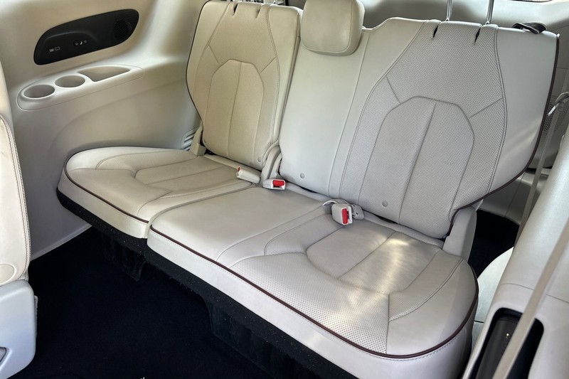 Chrysler Pacifica Vehicle Full-screen Gallery Image 15
