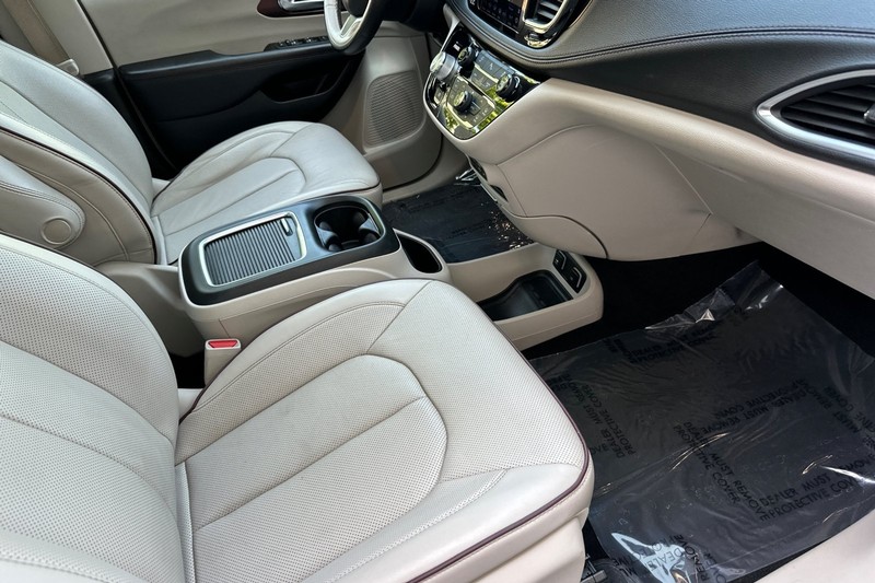 Chrysler Pacifica Vehicle Full-screen Gallery Image 17