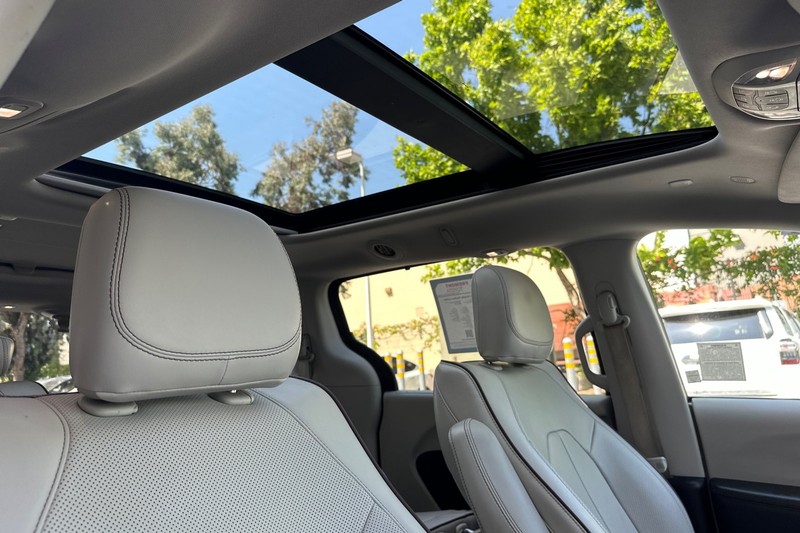 Chrysler Pacifica Vehicle Full-screen Gallery Image 18