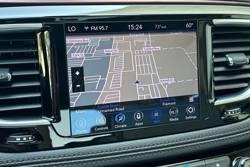 Chrysler Pacifica Vehicle Full-screen Gallery Image 20