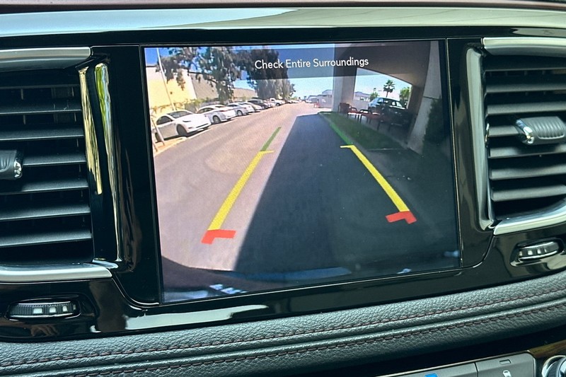 Chrysler Pacifica Vehicle Full-screen Gallery Image 21