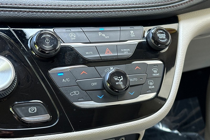 Chrysler Pacifica Vehicle Full-screen Gallery Image 22