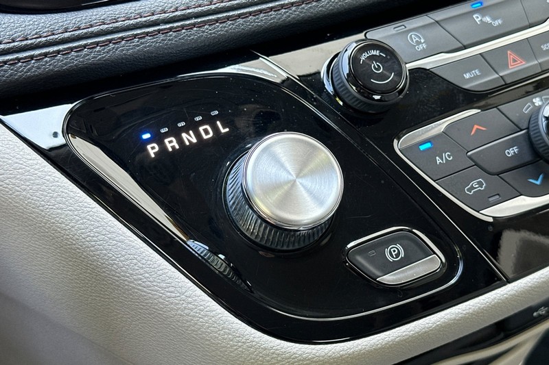 Chrysler Pacifica Vehicle Full-screen Gallery Image 23