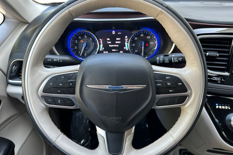Chrysler Pacifica Vehicle Full-screen Gallery Image 25