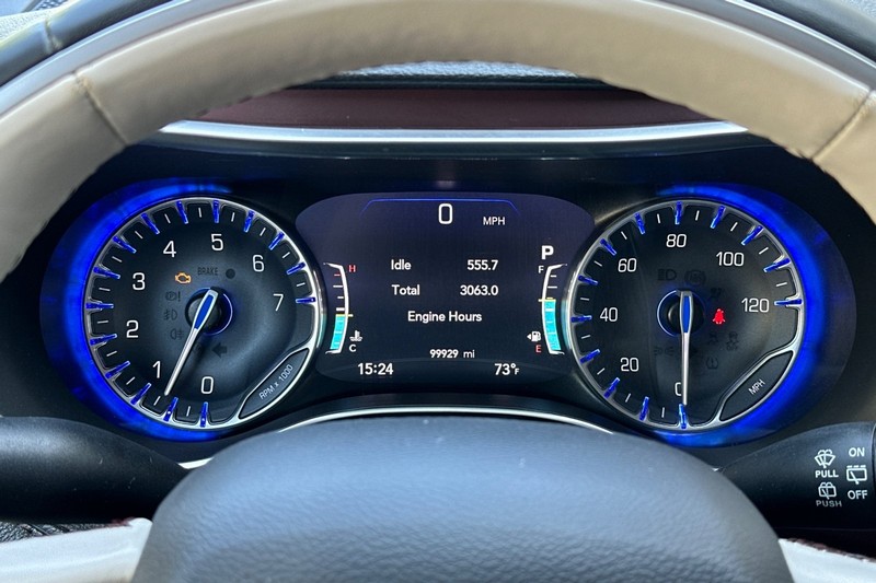 Chrysler Pacifica Vehicle Full-screen Gallery Image 26