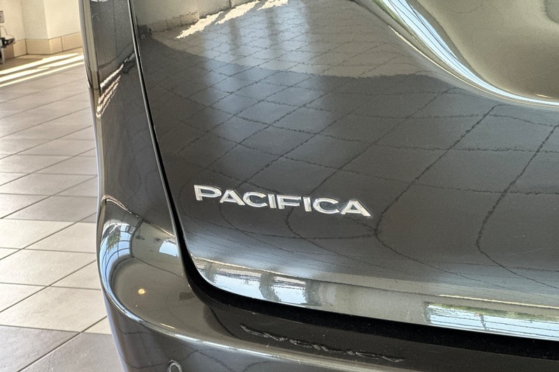 Chrysler Pacifica Vehicle Full-screen Gallery Image 29