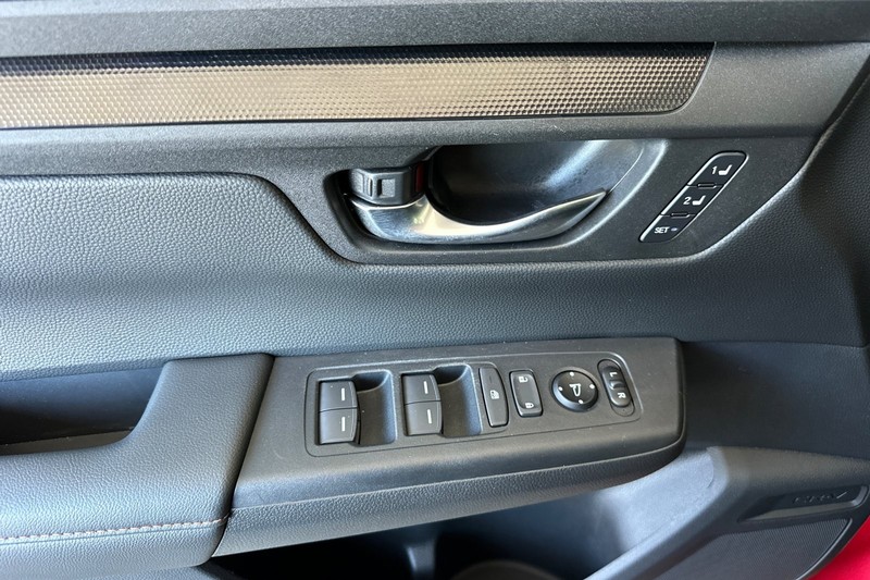 Honda CR-V Hybrid Vehicle Full-screen Gallery Image 11