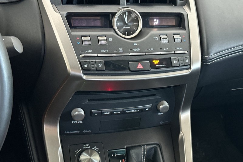 Lexus NX Vehicle Full-screen Gallery Image 21
