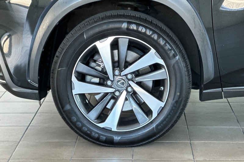 Lexus NX Vehicle Full-screen Gallery Image 27