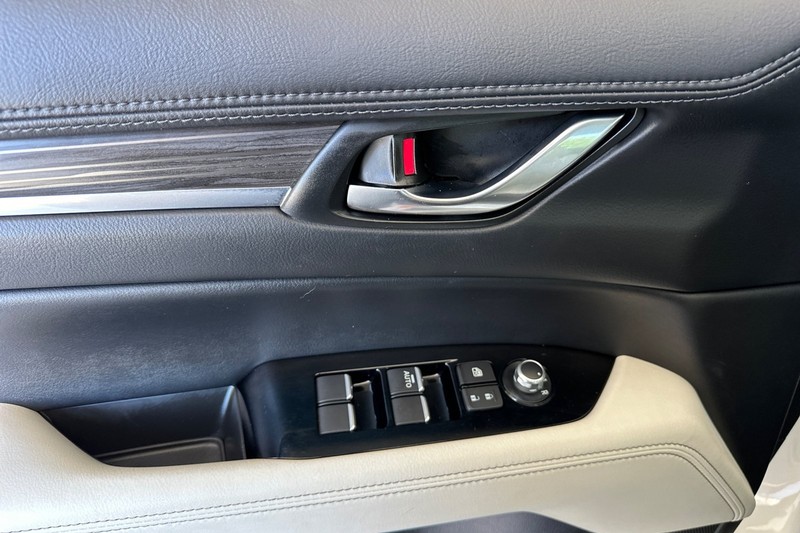Mazda CX-5 Vehicle Full-screen Gallery Image 11