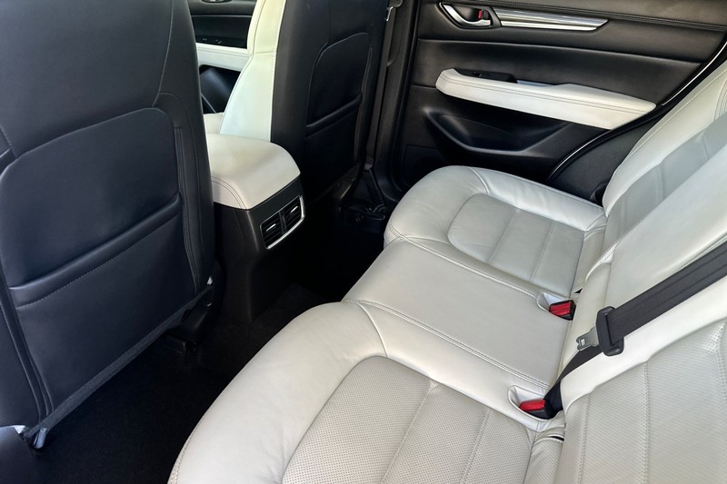 Mazda CX-5 Vehicle Full-screen Gallery Image 12