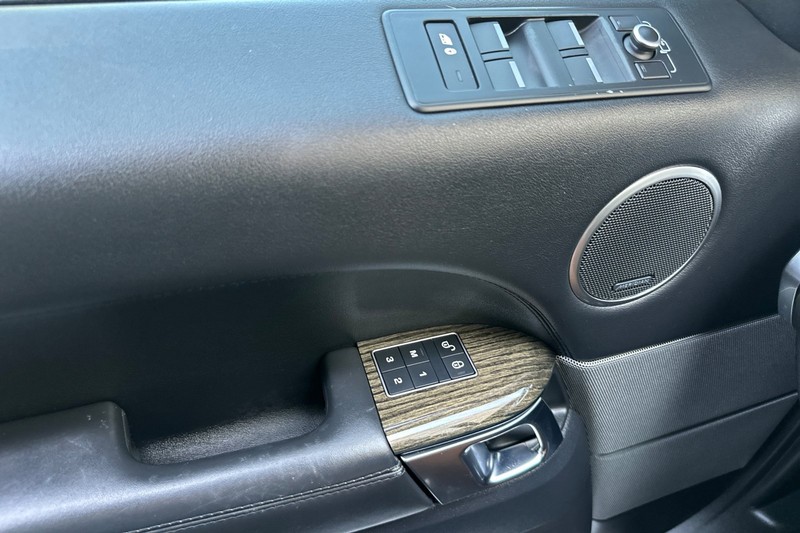 Land Rover Range Rover Sport Vehicle Full-screen Gallery Image 11