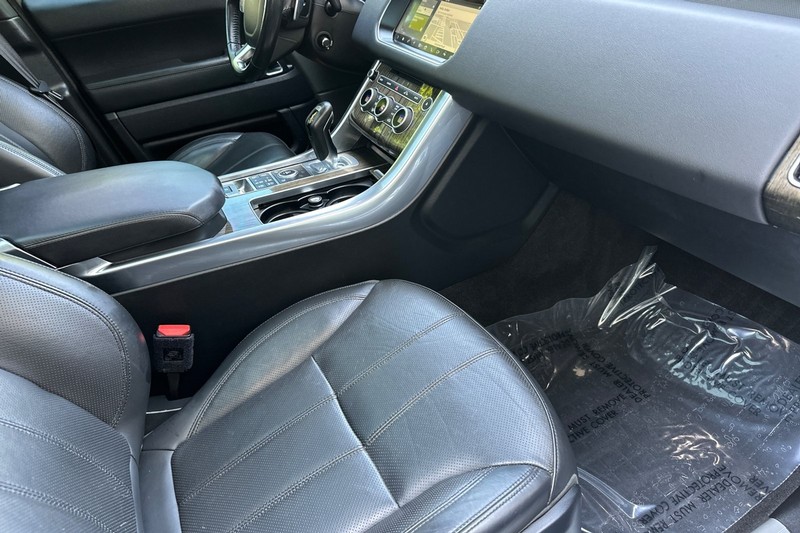 Land Rover Range Rover Sport Vehicle Full-screen Gallery Image 16