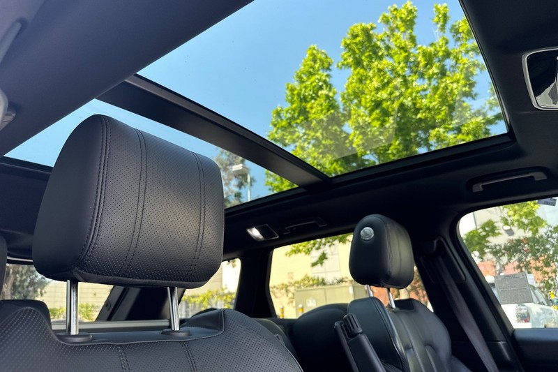 Land Rover Range Rover Sport Vehicle Full-screen Gallery Image 17