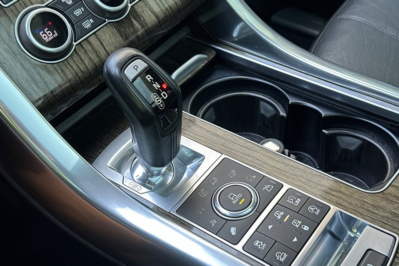 Land Rover Range Rover Sport Vehicle Full-screen Gallery Image 22