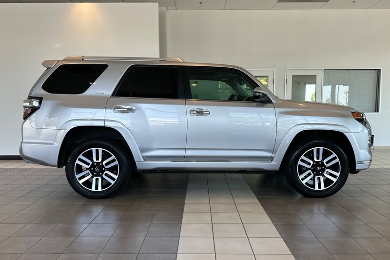 Toyota 4Runner Vehicle Full-screen Gallery Image 03